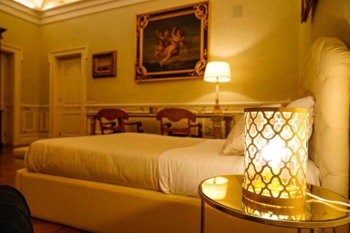 Particolare di una lampada nella suite con vista di sfondo del letto matrimoniale
