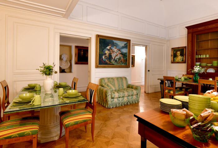 Sala colazione con arredi in stile classico