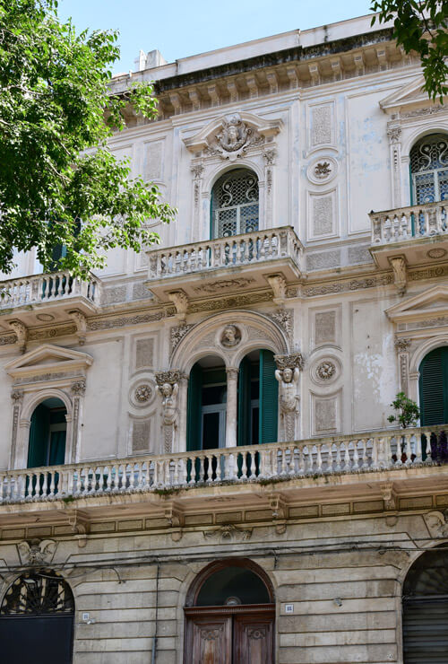 Facciata del palazzo storico intitolato a Giuseppe Giordano