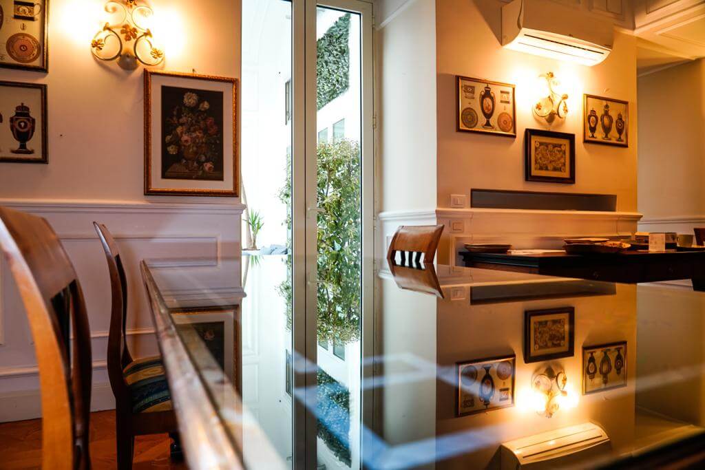 Sala colazione con arredi in stile classico
