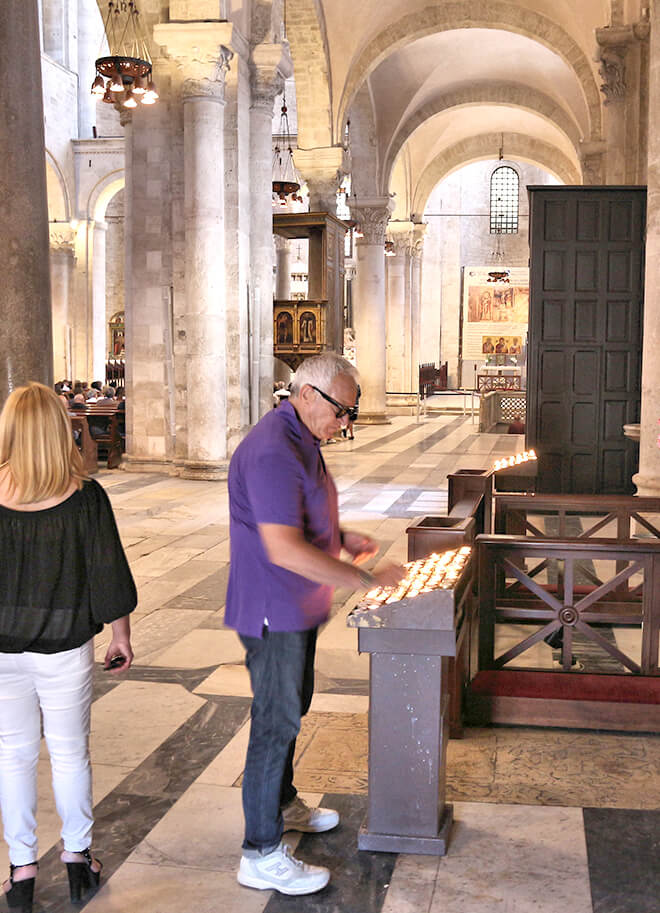 Gente in visita nella basilica di San Nicola a Bari