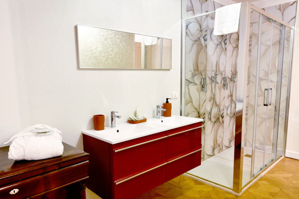 Bagno con doccia della Suite Rubino