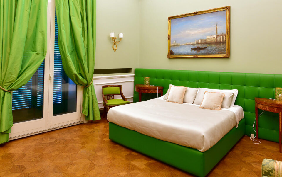 Letto matrimoniale con testata verde Suite Smeraldo